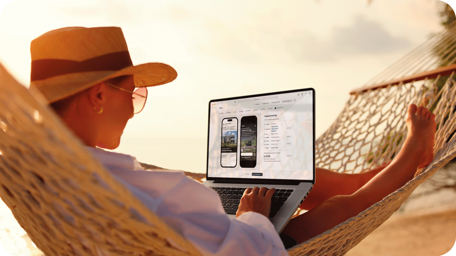 Dame sitter i hengekøye med laptop på fanget, på laptopen er annonseringsverktøyet i Kvass avbildet